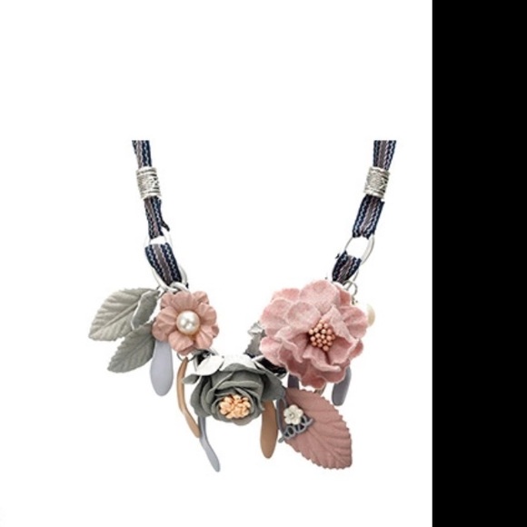 Just in! Gorgeous Fabric Floral necklace! - Picture 2 of 3
